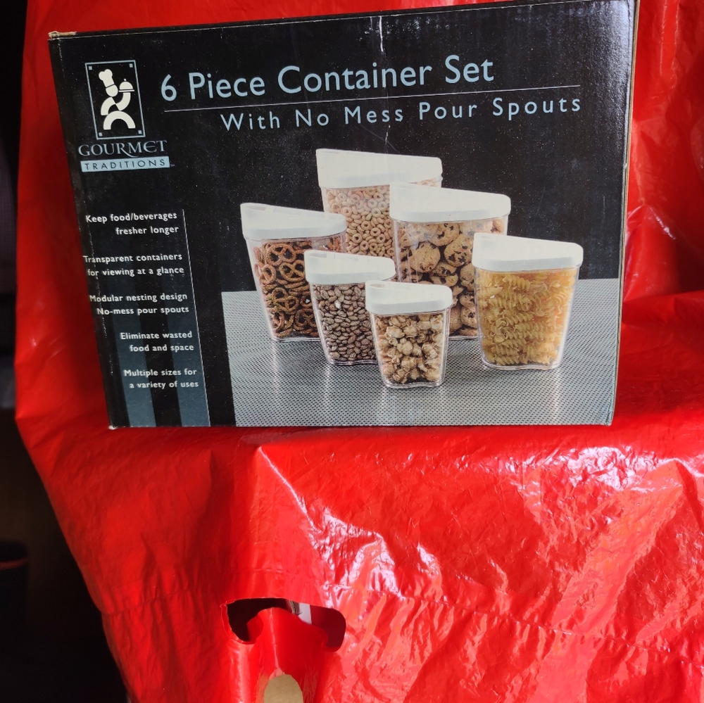 BRAND NEW!!! GOURMET TRADITIONS 6 PIECES CONTAINER SET.
